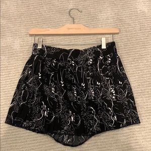 Pleated flow shorts